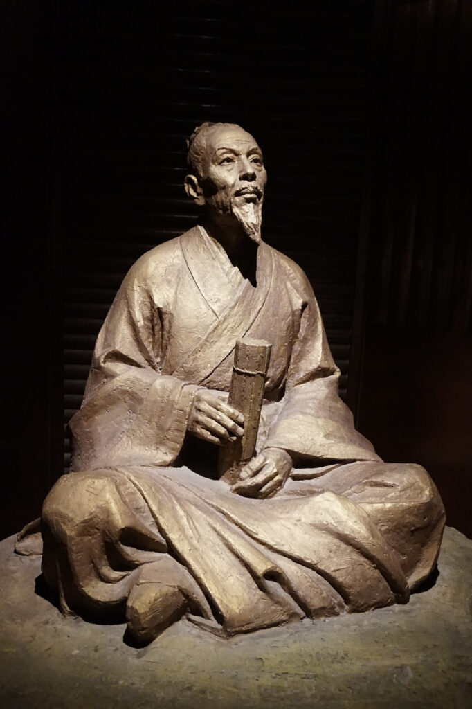 Picture of a statue of Zu Chongzhi.