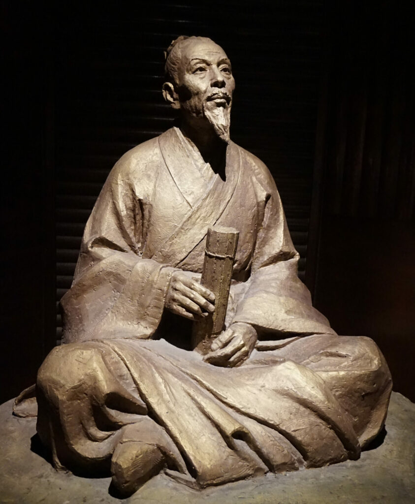 Picture of a statue of Zu Chongzhi.